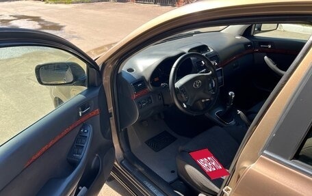 Toyota Avensis III рестайлинг, 2004 год, 750 000 рублей, 6 фотография