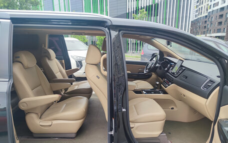 KIA Carnival III, 2017 год, 2 550 000 рублей, 3 фотография