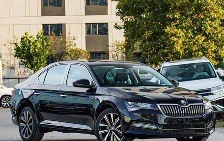 Skoda Superb III рестайлинг, 2023 год, 2 425 000 рублей, 2 фотография