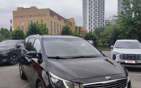 KIA Carnival III, 2017 год, 2 550 000 рублей, 2 фотография