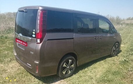 Toyota Noah III, 2014 год, 1 580 000 рублей, 2 фотография