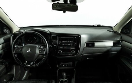 Mitsubishi Outlander III рестайлинг 3, 2017 год, 1 829 898 рублей, 14 фотография