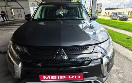 Mitsubishi Outlander III рестайлинг 3, 2021 год, 2 800 000 рублей, 1 фотография