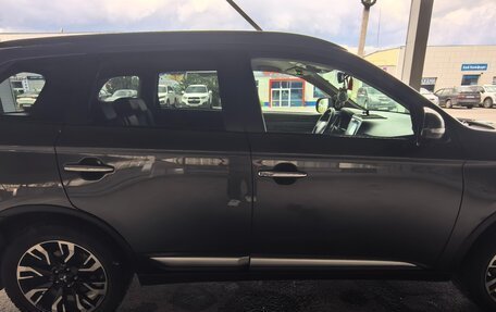 Mitsubishi Outlander III рестайлинг 3, 2021 год, 2 800 000 рублей, 5 фотография