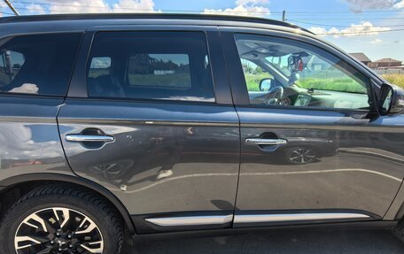 Mitsubishi Outlander III рестайлинг 3, 2021 год, 2 800 000 рублей, 9 фотография