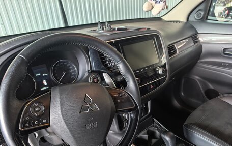 Mitsubishi Outlander III рестайлинг 3, 2021 год, 2 800 000 рублей, 13 фотография