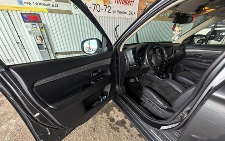 Mitsubishi Outlander III рестайлинг 3, 2021 год, 2 800 000 рублей, 15 фотография
