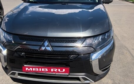 Mitsubishi Outlander III рестайлинг 3, 2021 год, 2 800 000 рублей, 6 фотография