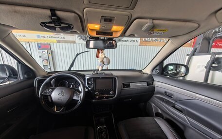 Mitsubishi Outlander III рестайлинг 3, 2021 год, 2 800 000 рублей, 17 фотография