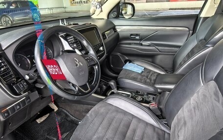 Mitsubishi Outlander III рестайлинг 3, 2021 год, 2 800 000 рублей, 10 фотография