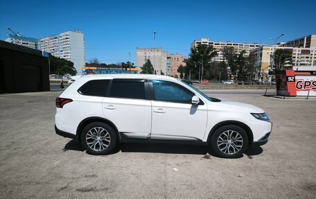 Mitsubishi Outlander III рестайлинг 3, 2016 год, 1 820 000 рублей, 5 фотография