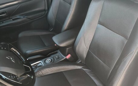 Mitsubishi Outlander III рестайлинг 3, 2016 год, 1 820 000 рублей, 7 фотография