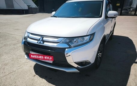 Mitsubishi Outlander III рестайлинг 3, 2016 год, 1 820 000 рублей, 4 фотография