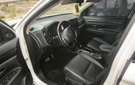 Mitsubishi Outlander III рестайлинг 3, 2016 год, 1 820 000 рублей, 12 фотография