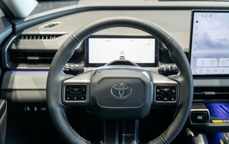 Toyota RAV4, 2025 год, 4 490 000 рублей, 14 фотография