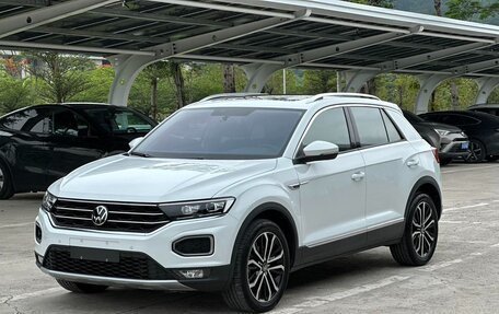 Volkswagen T-Roc I, 2022 год, 1 540 000 рублей, 1 фотография