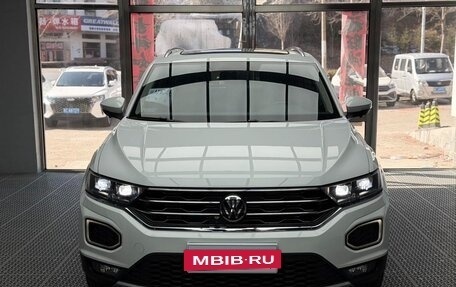 Volkswagen T-Roc I, 2022 год, 1 630 000 рублей, 2 фотография