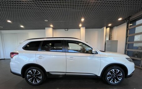 Mitsubishi Outlander III рестайлинг 3, 2021 год, 2 730 000 рублей, 2 фотография
