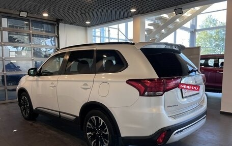 Mitsubishi Outlander III рестайлинг 3, 2021 год, 2 730 000 рублей, 5 фотография