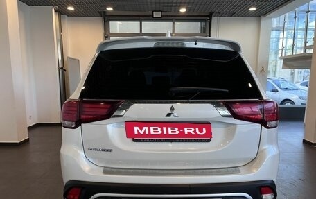 Mitsubishi Outlander III рестайлинг 3, 2021 год, 2 730 000 рублей, 4 фотография
