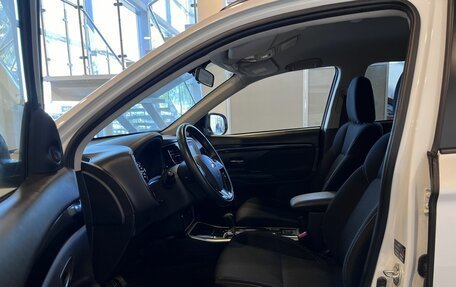 Mitsubishi Outlander III рестайлинг 3, 2021 год, 2 730 000 рублей, 14 фотография