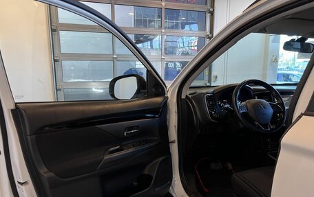 Mitsubishi Outlander III рестайлинг 3, 2021 год, 2 730 000 рублей, 18 фотография
