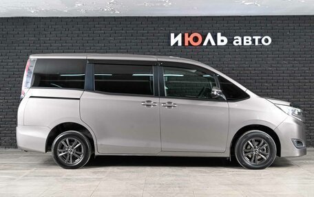 Toyota Noah III, 2018 год, 2 200 000 рублей, 8 фотография