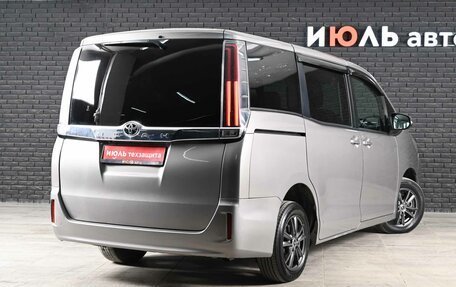 Toyota Noah III, 2018 год, 2 200 000 рублей, 4 фотография