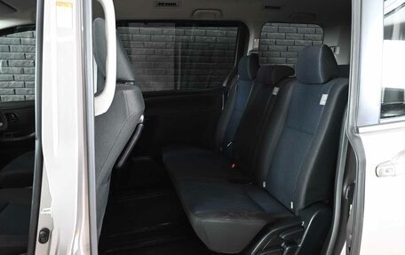 Toyota Noah III, 2018 год, 2 200 000 рублей, 11 фотография