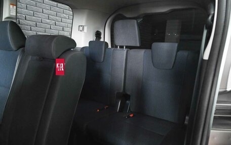Toyota Noah III, 2018 год, 2 200 000 рублей, 12 фотография