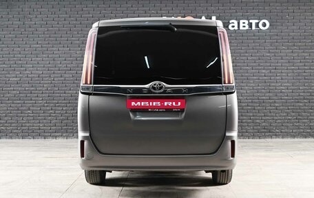 Toyota Noah III, 2018 год, 2 200 000 рублей, 5 фотография