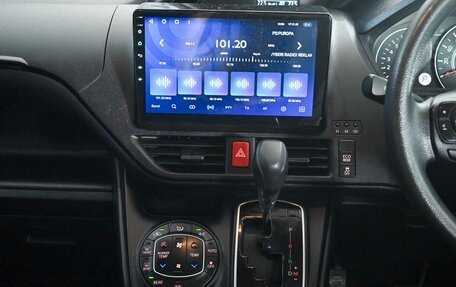 Toyota Noah III, 2018 год, 2 200 000 рублей, 16 фотография