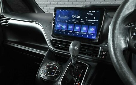 Toyota Noah III, 2018 год, 2 200 000 рублей, 18 фотография