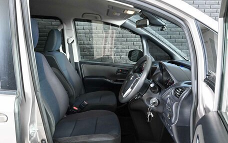 Toyota Noah III, 2018 год, 2 200 000 рублей, 14 фотография