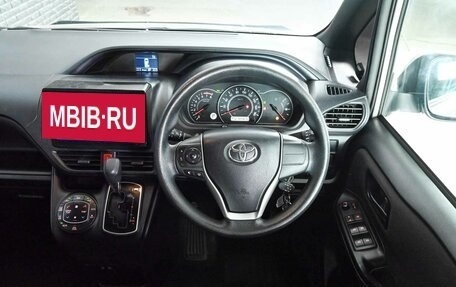 Toyota Noah III, 2018 год, 2 200 000 рублей, 13 фотография