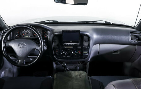 Toyota Land Cruiser 100 рестайлинг 2, 2001 год, 1 500 000 рублей, 13 фотография