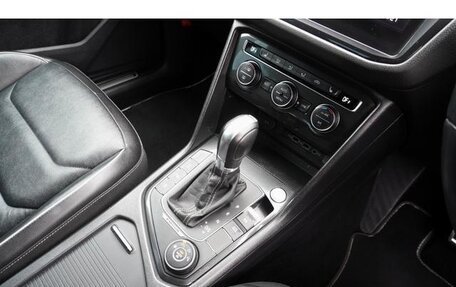 Volkswagen Tiguan II, 2018 год, 1 570 000 рублей, 9 фотография