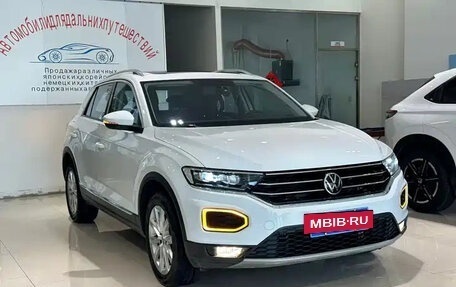 Volkswagen T-Roc I, 2022 год, 1 590 000 рублей, 2 фотография