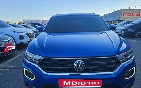 Volkswagen T-Roc I, 2023 год, 1 390 123 рублей, 3 фотография