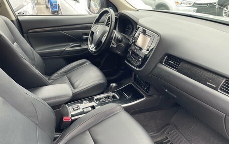 Mitsubishi Outlander III рестайлинг 3, 2017 год, 1 999 000 рублей, 12 фотография