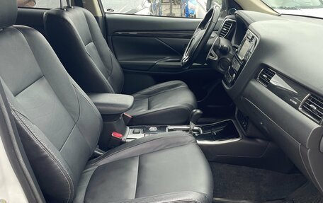 Mitsubishi Outlander III рестайлинг 3, 2017 год, 1 999 000 рублей, 13 фотография