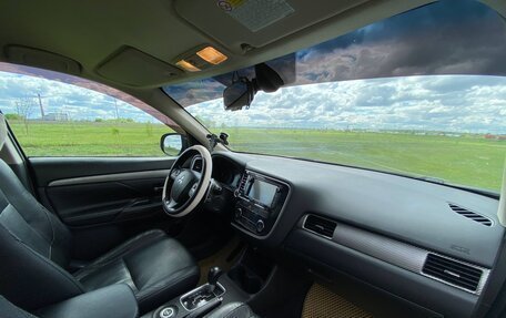 Mitsubishi Outlander III рестайлинг 3, 2013 год, 1 849 000 рублей, 13 фотография