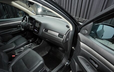 Mitsubishi Outlander III рестайлинг 3, 2015 год, 1 649 000 рублей, 13 фотография