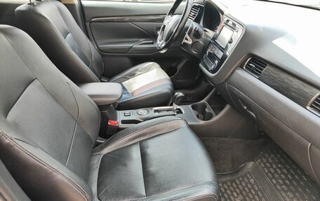 Mitsubishi Outlander III рестайлинг 3, 2016 год, 1 732 000 рублей, 9 фотография