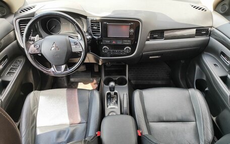 Mitsubishi Outlander III рестайлинг 3, 2016 год, 1 732 000 рублей, 10 фотография