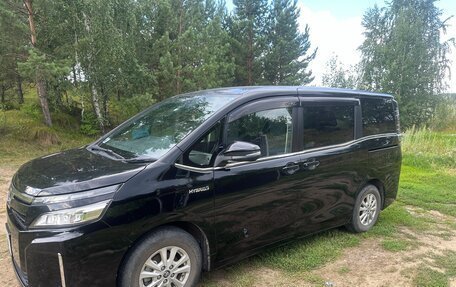 Toyota Voxy III, 2018 год, 2 250 000 рублей, 2 фотография