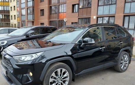Toyota RAV4, 2020 год, 3 000 000 рублей, 2 фотография
