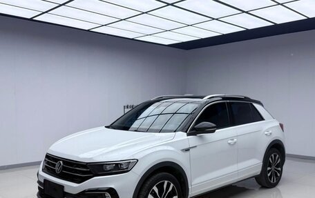 Volkswagen T-Roc I, 2023 год, 2 199 000 рублей, 2 фотография