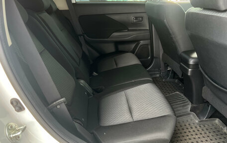 Mitsubishi Outlander III рестайлинг 3, 2014 год, 1 699 000 рублей, 10 фотография