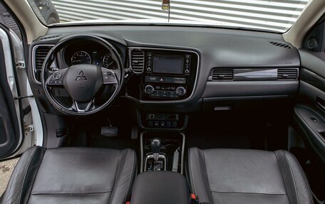 Mitsubishi Outlander III рестайлинг 3, 2017 год, 1 495 000 рублей, 16 фотография